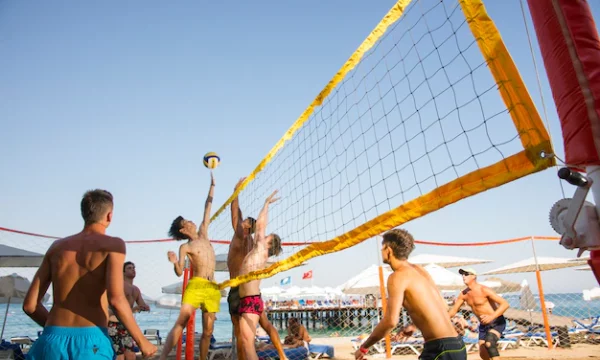 people-playing-volleyball_1122-1307.webp